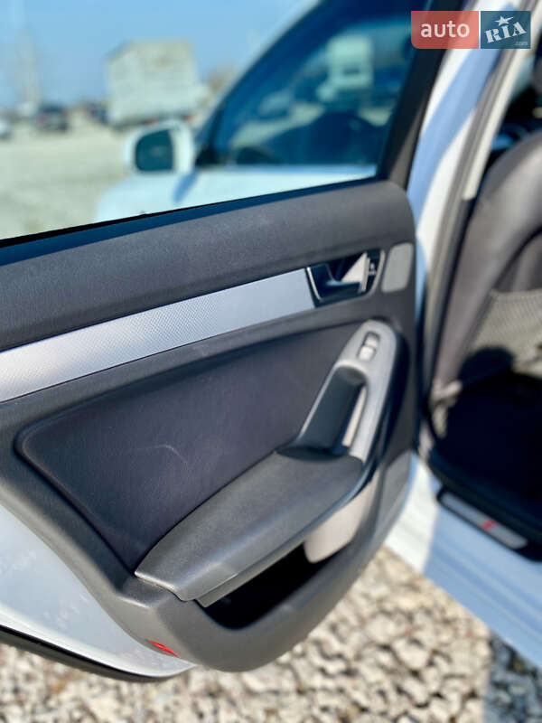 Седан Audi A4 2011 в Львове