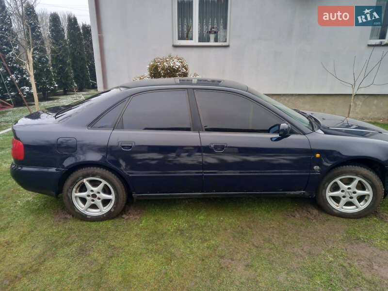 Седан Audi A4 1997 в Самборе