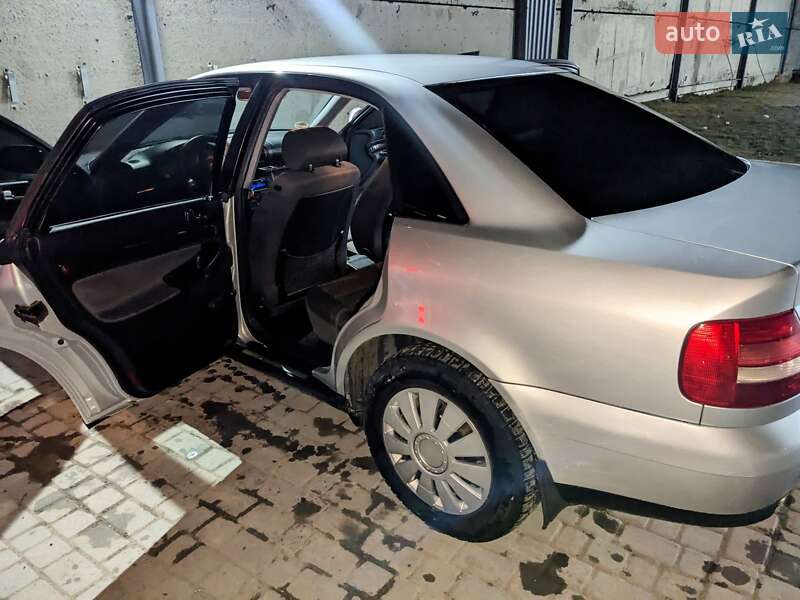 Седан Audi A4 1999 в Теофіполі