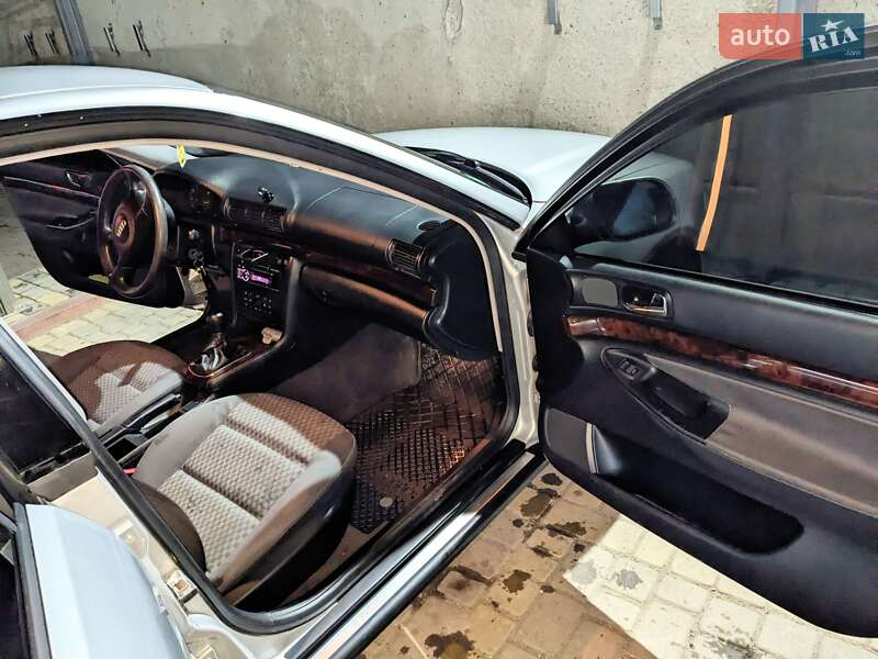 Седан Audi A4 1999 в Теофіполі