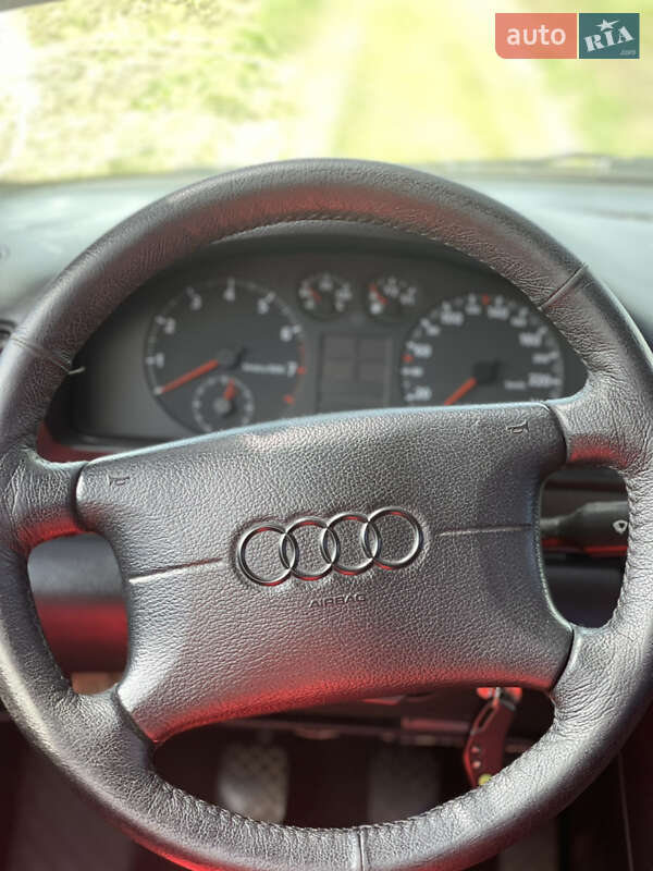 Седан Audi A4 1997 в Хороле