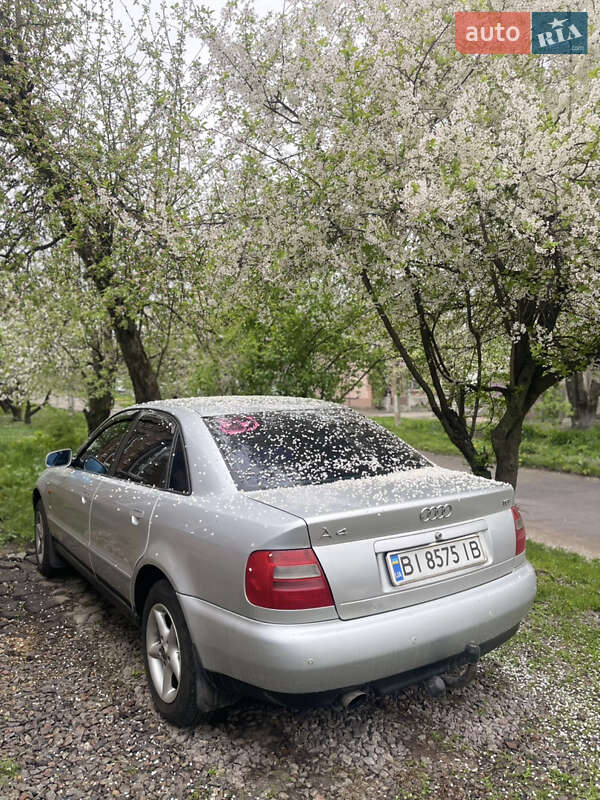 Седан Audi A4 1997 в Хороле