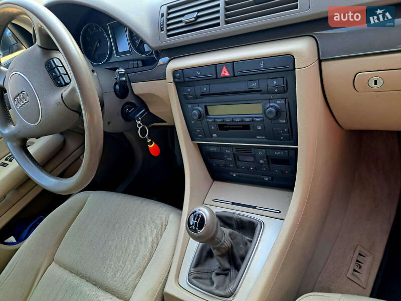 Седан Audi A4 2004 в Лохвице