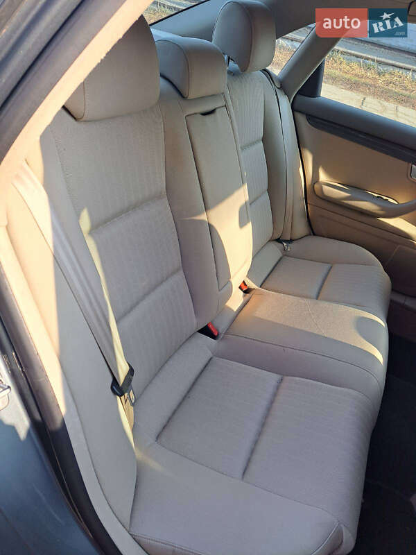 Седан Audi A4 2004 в Лохвице