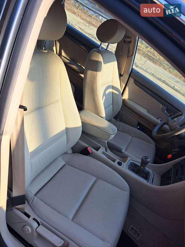 Седан Audi A4 2004 в Лохвице