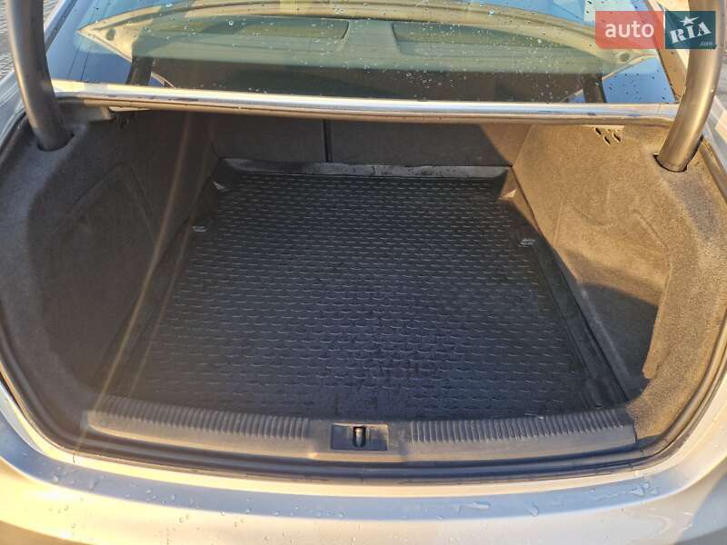 Седан Audi A4 2013 в Львове