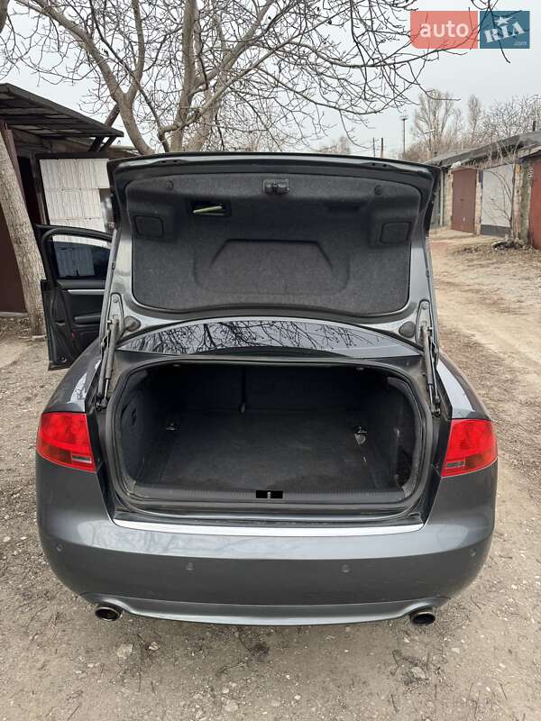 Седан Audi A4 2006 в Кривом Роге