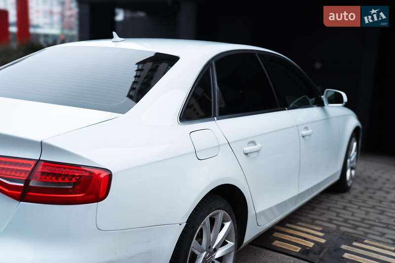 Седан Audi A4 2015 в Львові