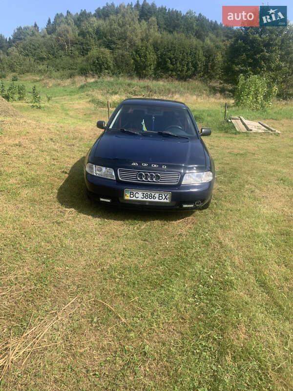 Седан Audi A4 1996 в Стрелках