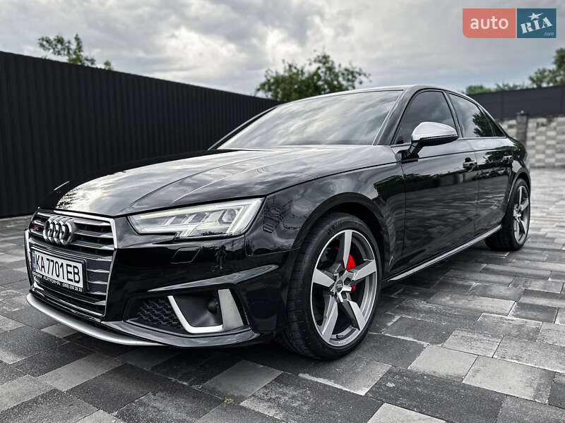 Седан Audi A4 2016 в 