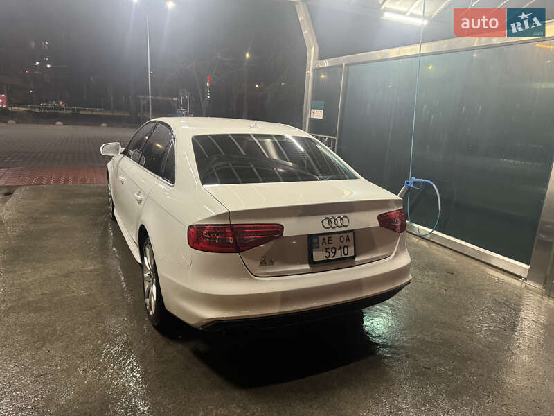 Седан Audi A4 2014 в Кривом Роге
