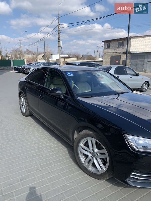 Седан Audi A4 2017 в Киеве
