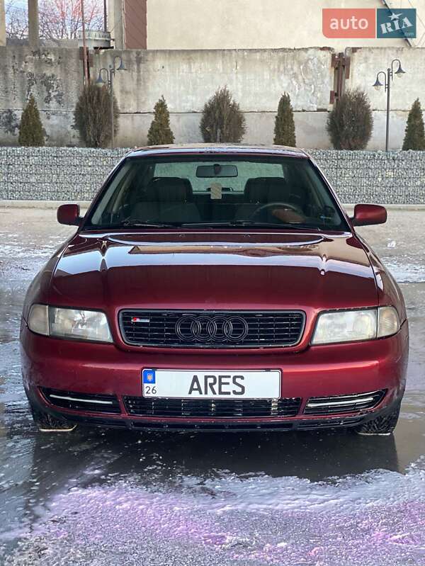Седан Audi A4 1998 в Кельменцах