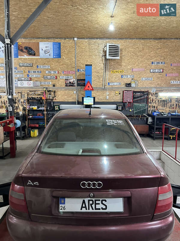 Седан Audi A4 1998 в Кельменцах