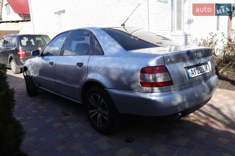 Седан Audi A4 1996 в Обухове