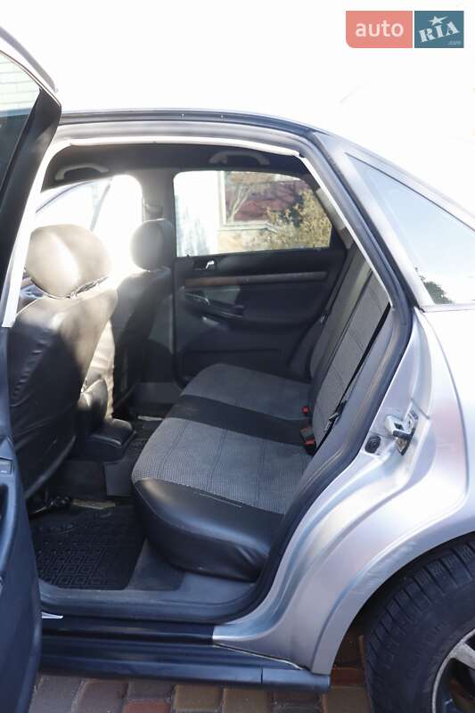 Седан Audi A4 1996 в Обухове