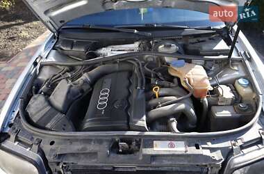 Седан Audi A4 1996 в Обухове