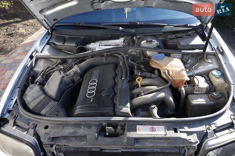Седан Audi A4 1996 в Обухове