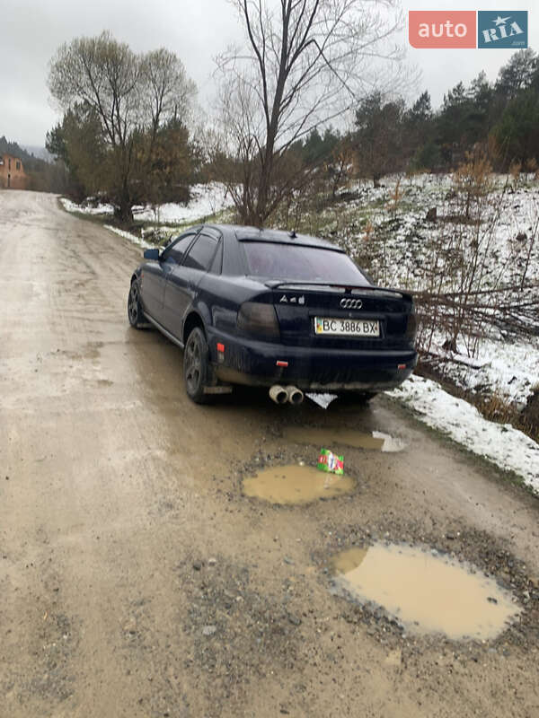 Седан Audi A4 1996 в Стрелках