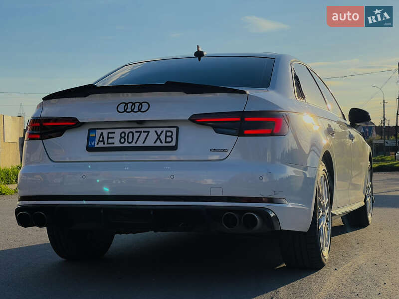 Седан Audi A4 2016 в Львове