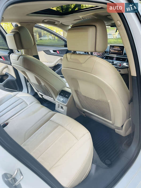 Седан Audi A4 2016 в Львове