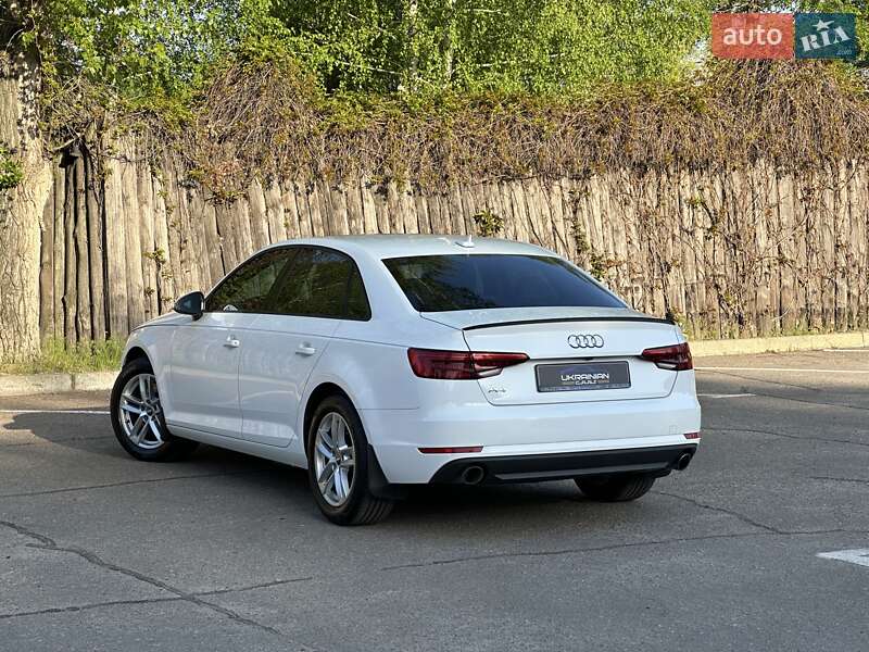 Седан Audi A4 2017 в Днепре