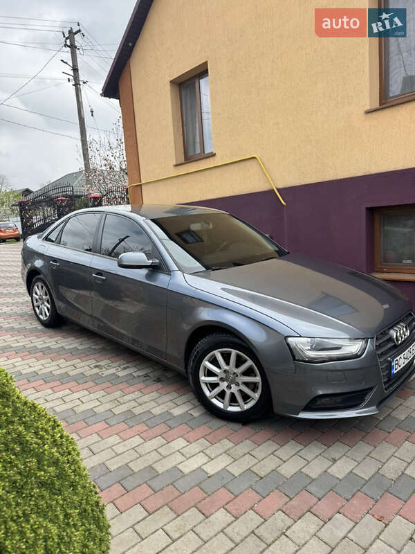 Седан Audi A4 2012 в Горохові