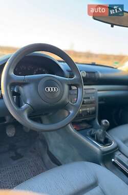 Седан Audi A4 2000 в 