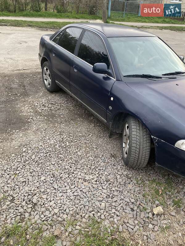 Седан Audi A4 1995 в Жовкве