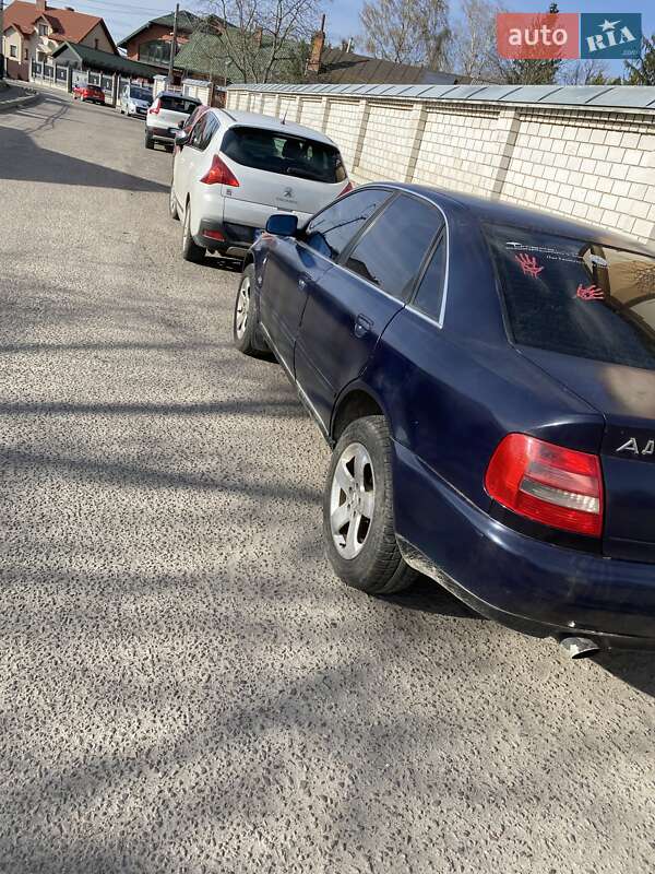 Седан Audi A4 1995 в Жовкве