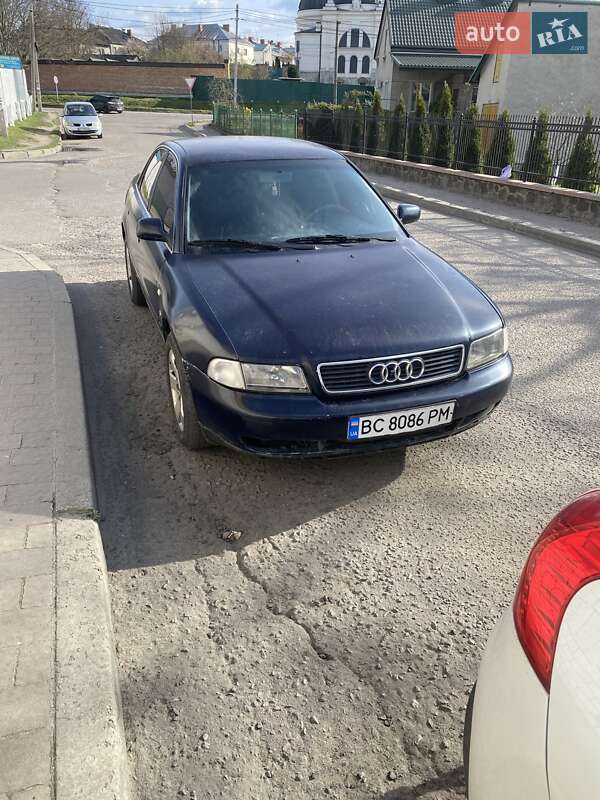 Седан Audi A4 1995 в Жовкве