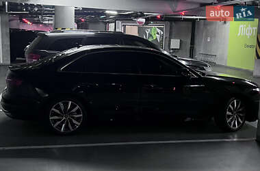 Седан Audi A4 2022 в 