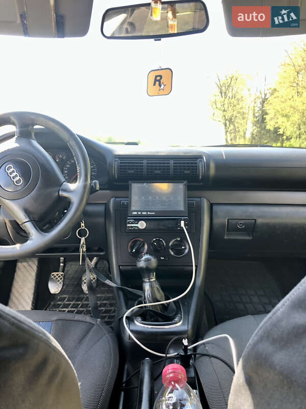 Седан Audi A4 1999 в Тлумачі