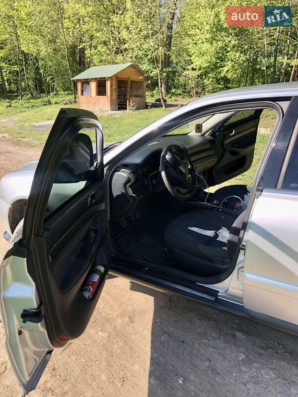 Седан Audi A4 1999 в Тлумачі