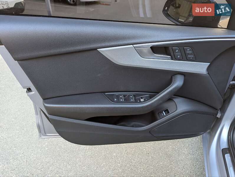 Седан Audi A4 2017 в Киеве