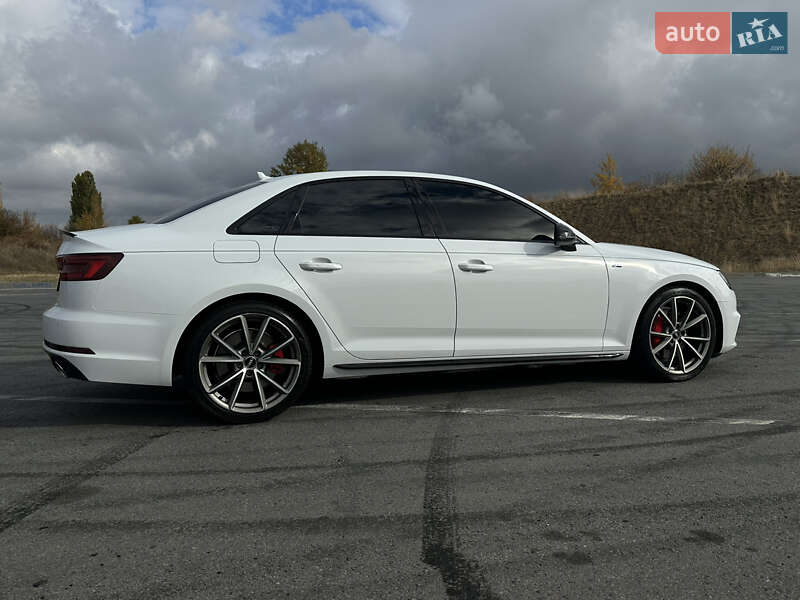 Седан Audi A4 2017 в Полтаві