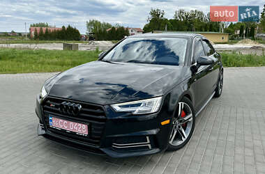 Седан Audi A4 2018 в 