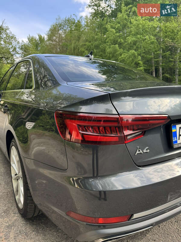 Седан Audi A4 2018 в Радомышле