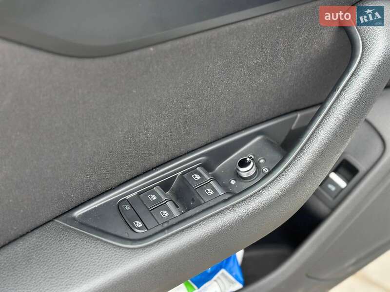 Седан Audi A4 2019 в Львові