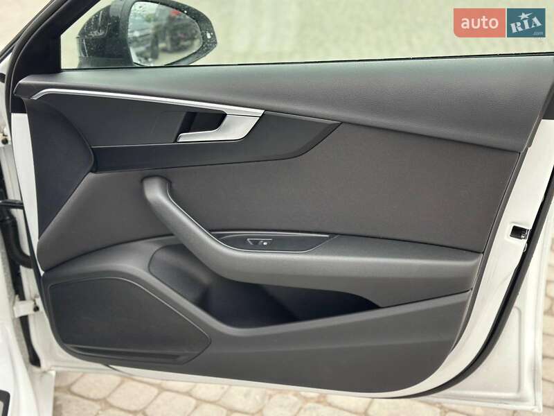 Седан Audi A4 2019 в Львові