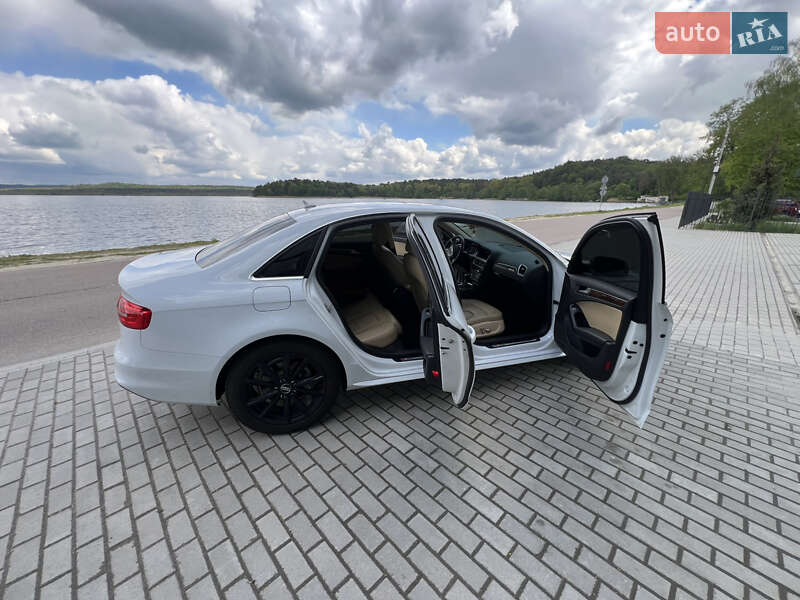 Седан Audi A4 2014 в Львові