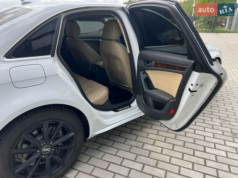Седан Audi A4 2014 в Львові