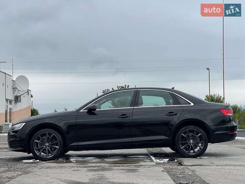 Седан Audi A4 2018 в Ужгороде