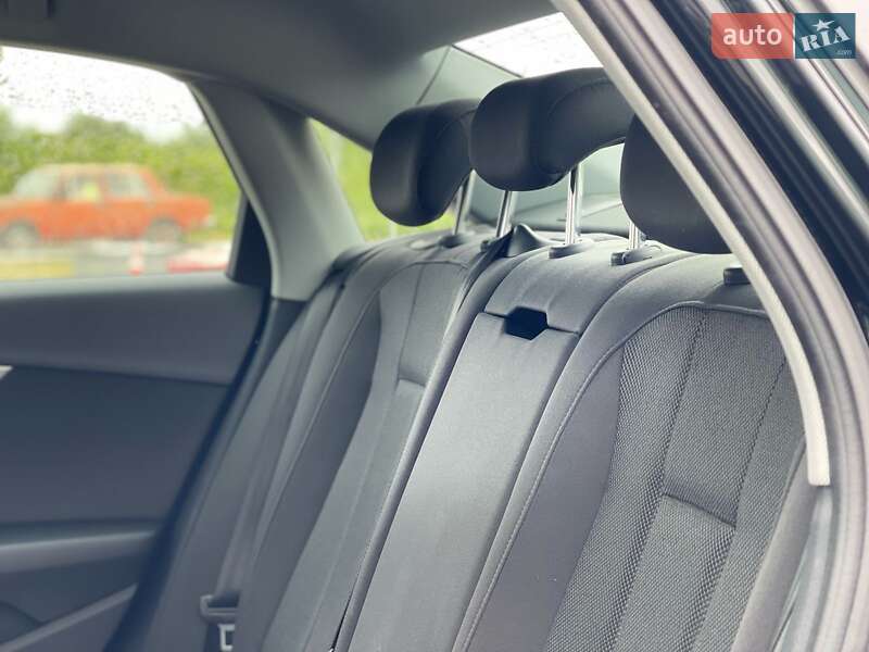 Седан Audi A4 2018 в Ужгороде