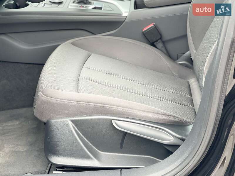 Седан Audi A4 2018 в Ужгороде