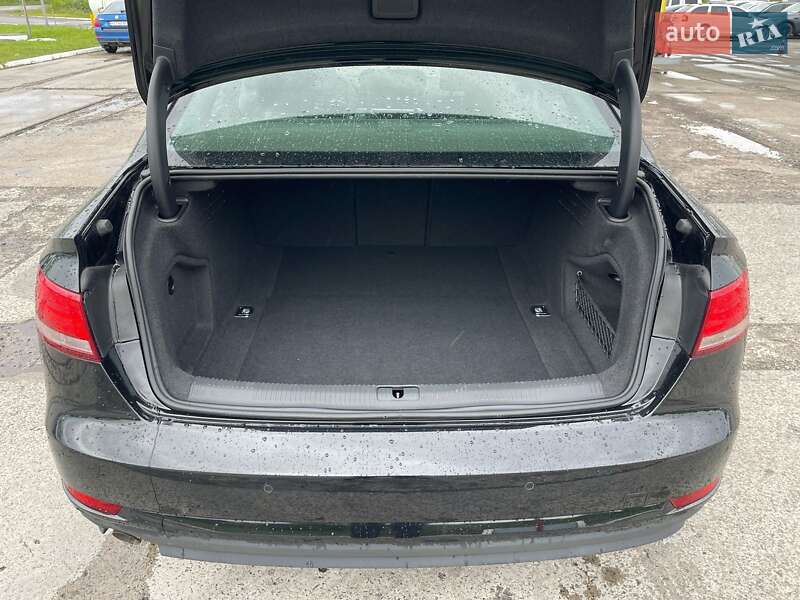 Седан Audi A4 2018 в Ужгороде