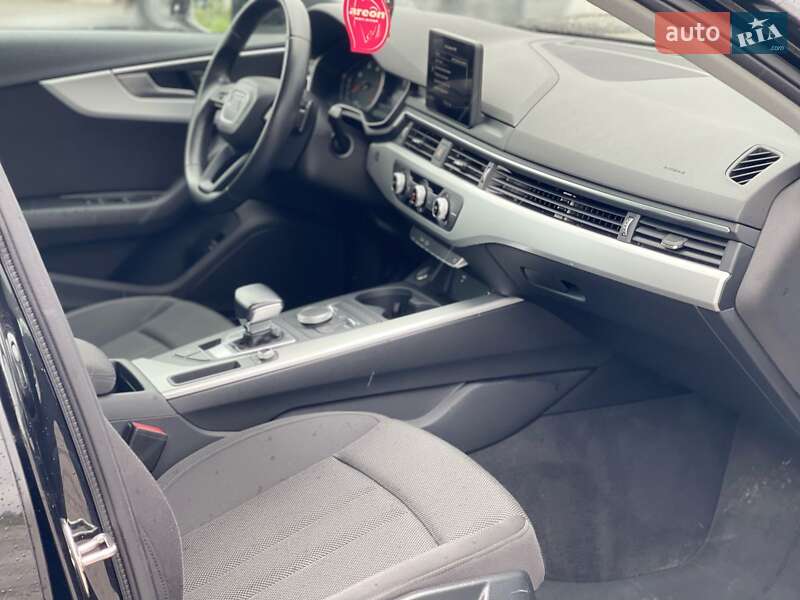 Седан Audi A4 2018 в Ужгороде