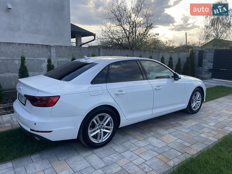 Седан Audi A4 2016 в Ивано-Франковске