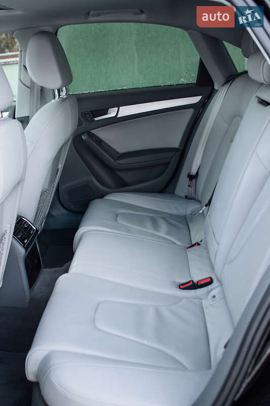 Седан Audi A4 2012 в Жовкві