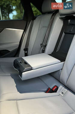 Седан Audi A4 2023 в 